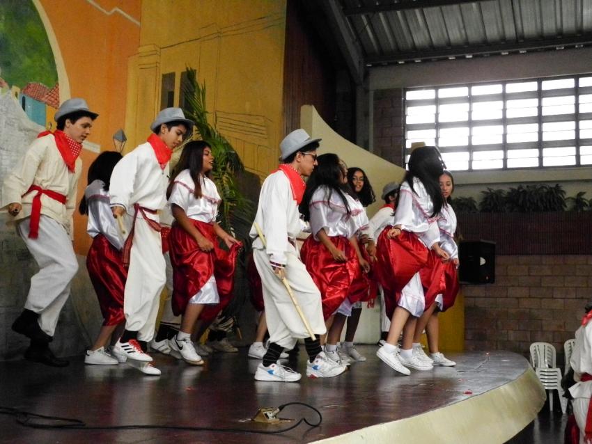Semana Cultural Secundaria (trajes típicos, bailes regionales y doblajes)
