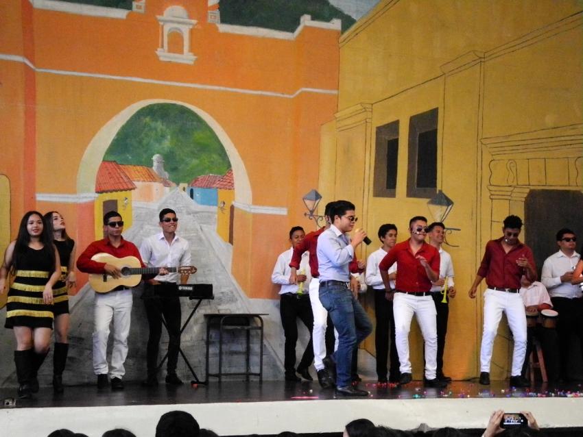 Semana Cultural Secundaria (trajes típicos, bailes regionales y doblajes)