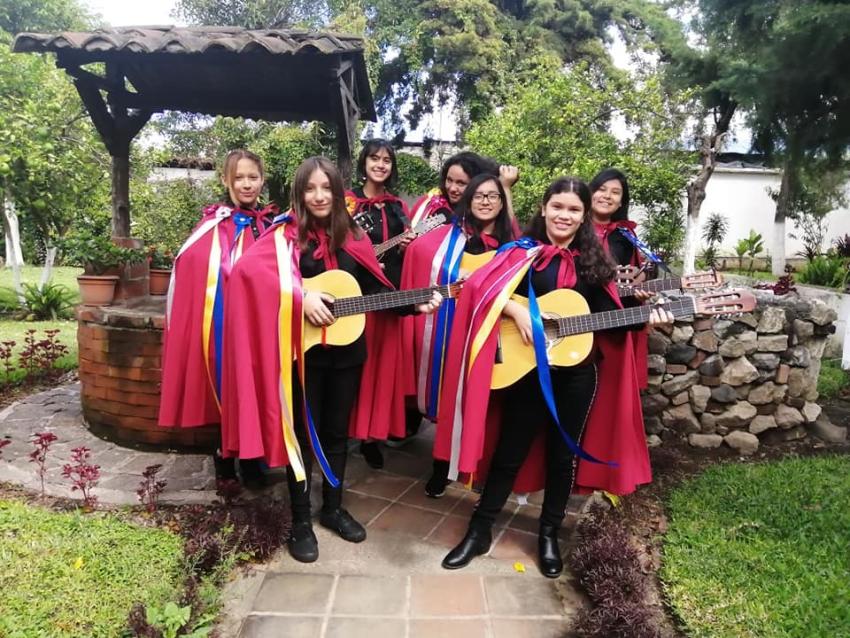 Presentación de la Estudiantina del Colegio en la Antigua