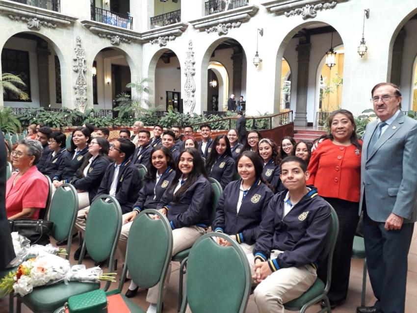 Cambio de Rosa en honor al exalumno Gustavo Palomo