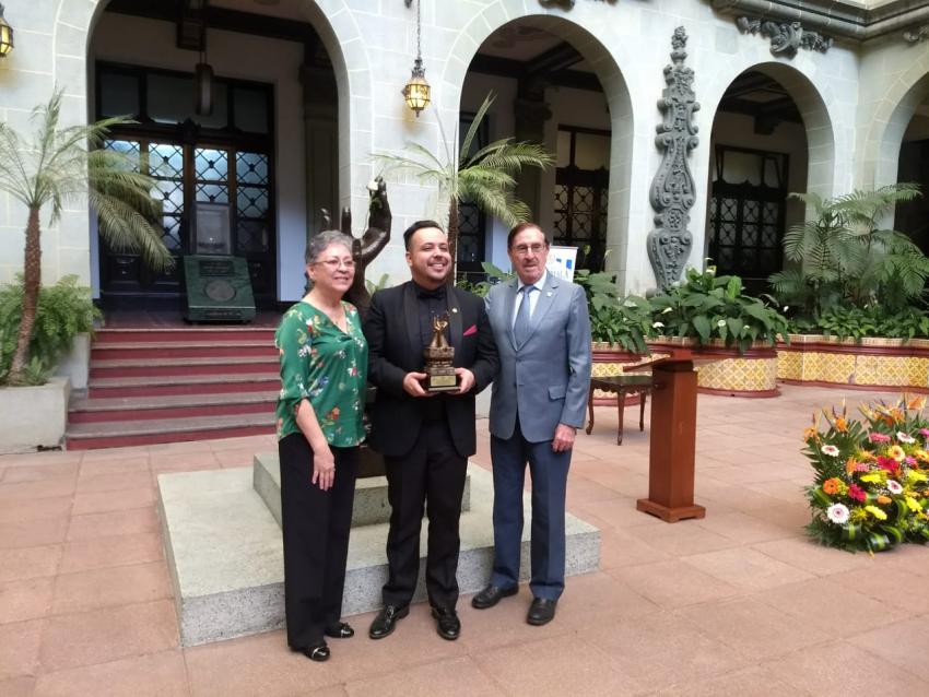 Cambio de Rosa en honor al exalumno Gustavo Palomo