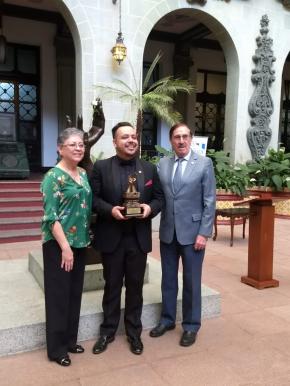 Cambio de Rosa en honor al exalumno Gustavo Palomo