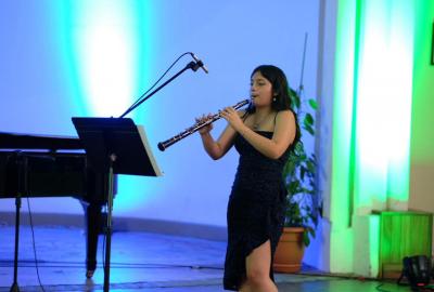 Hoy queremos felicitar a Adriana Zepeda González, exalumna del colegio, quien recientemente fue admitida en el Conservatorio Real de Lieja, en Bélgica. Ella empezó a tocar el Oboe desde que estaba en el colegio y nos enorgullece que, con su habilidad y perseverancia, se esté abriendo camino en la música exitosamente.