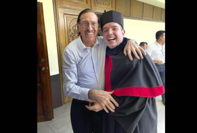 La alegría de poder acompañar en su graduación a Gregorio Orellana, exalumno que se destacó en el Colegio por su elocuente otaroria, por su entusiasmo y por sus valores, ahora culminó su carrera en licenciatura en ciencias jurídicas y sociales, abogacía y notariado. Enhorabuena por esta meta alcanzada y por haber dejado buena huella también en la USAC.