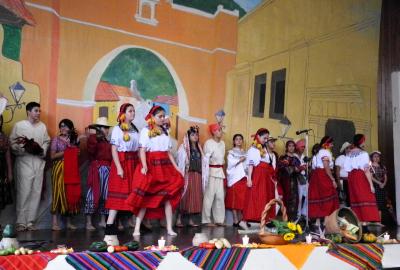 Semana Cultural Secundaria (trajes típicos, bailes regionales y doblajes)