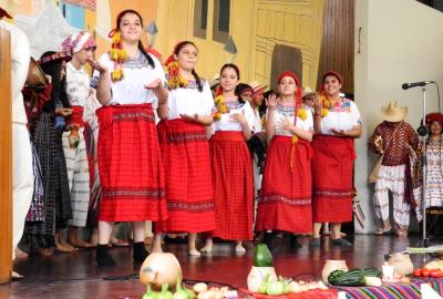 Semana Cultural Secundaria (trajes típicos, bailes regionales y doblajes)