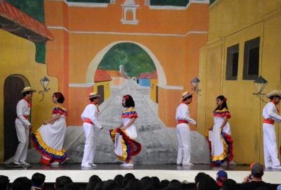 Semana Cultural Secundaria (trajes típicos, bailes regionales y doblajes)