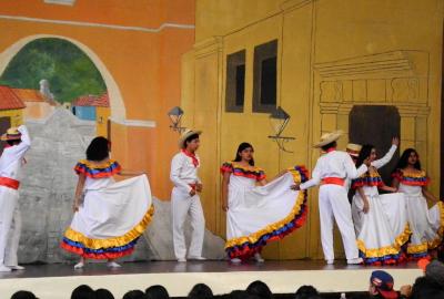 Semana Cultural Secundaria (trajes típicos, bailes regionales y doblajes)