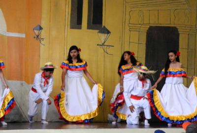 Semana Cultural Secundaria (trajes típicos, bailes regionales y doblajes)