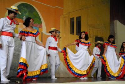 Semana Cultural Secundaria (trajes típicos, bailes regionales y doblajes)