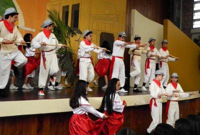 Semana Cultural Secundaria (trajes típicos, bailes regionales y doblajes)