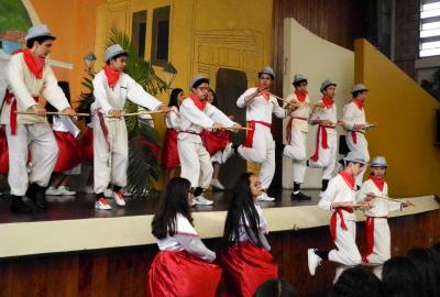 Semana Cultural Secundaria (trajes típicos, bailes regionales y doblajes)
