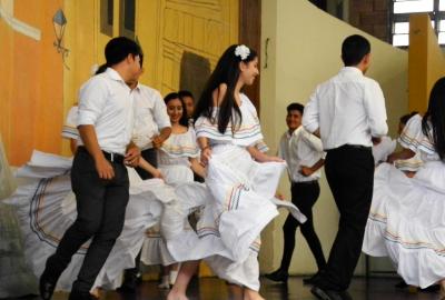 Semana Cultural Secundaria (trajes típicos, bailes regionales y doblajes)