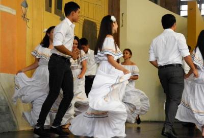 Semana Cultural Secundaria (trajes típicos, bailes regionales y doblajes)