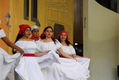 Semana Cultural Secundaria (trajes típicos, bailes regionales y doblajes)