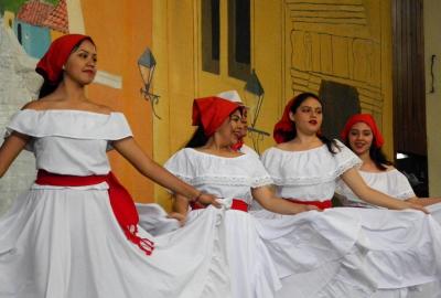 Semana Cultural Secundaria (trajes típicos, bailes regionales y doblajes)