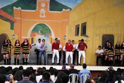 Semana Cultural Secundaria (trajes típicos, bailes regionales y doblajes)