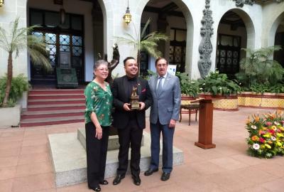 Cambio de Rosa en honor al exalumno Gustavo Palomo