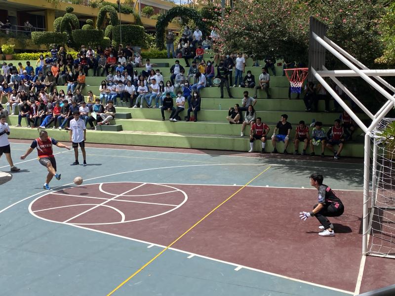 Partido de fútbol sala en una cancha del colegio.