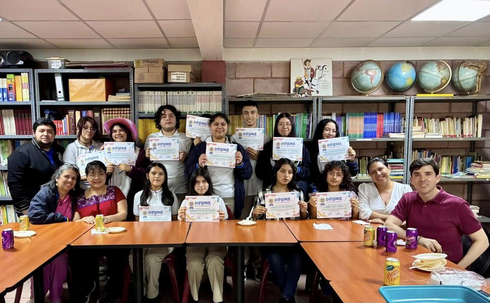 Actividad del club de lectura dentro de la biblioteca escolar.