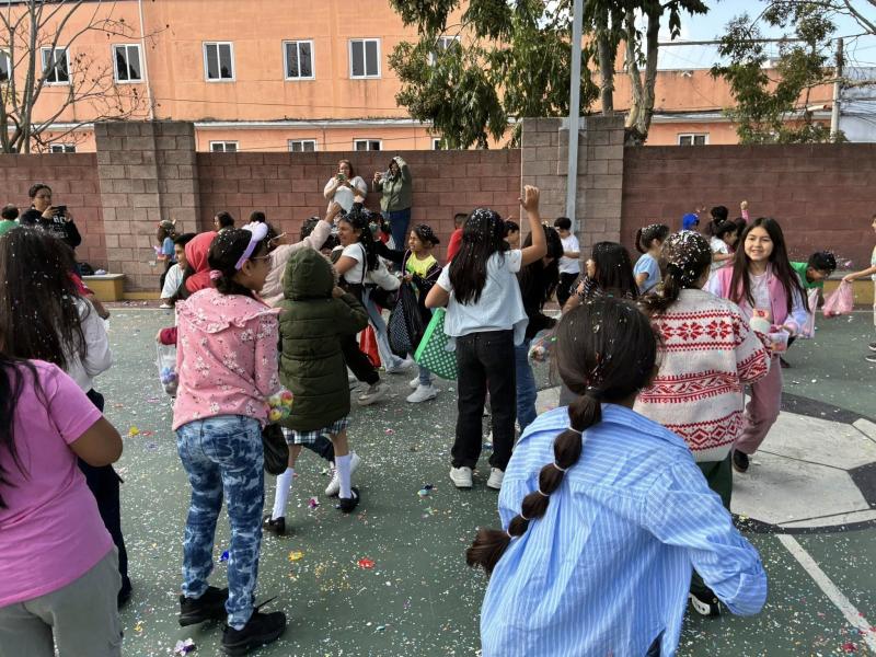 Comunidad escolar participa en una actividad recreativa al aire libre.