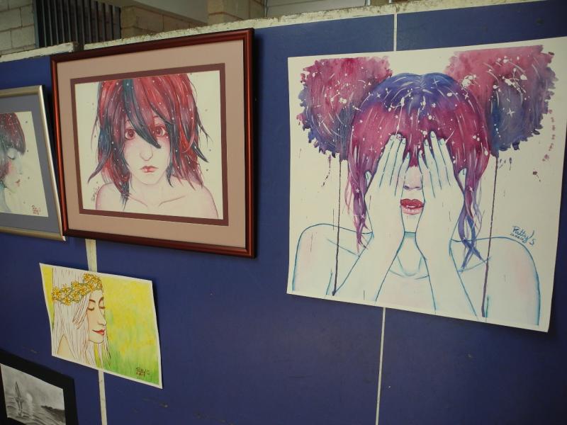 Exhibición de dibujos y retratos realizados por estudiantes.