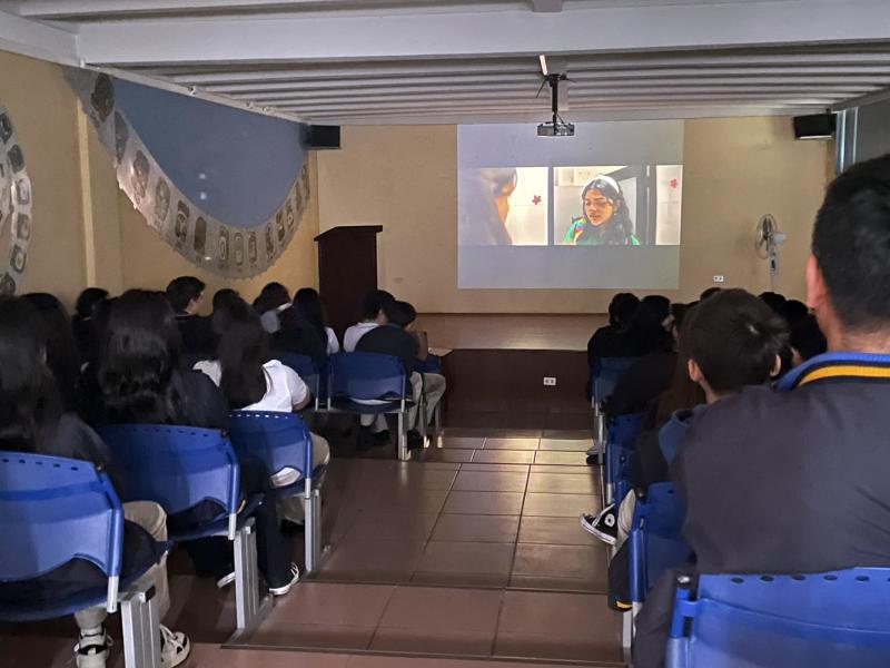 Estudiantes participan en una presentación en auditorium los nahuales